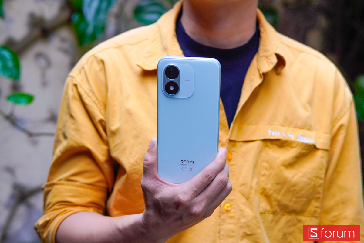 Thiết kế mặt lưng Xiaomi Redmi Note 17 5G khi cầm trên tay