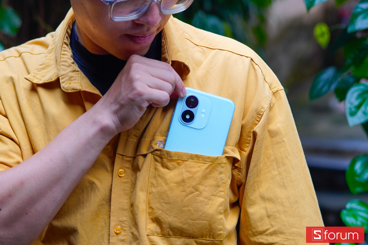 Thiết kế Redmi Note 17 5G gọn gàng khi đặt trong túi áo