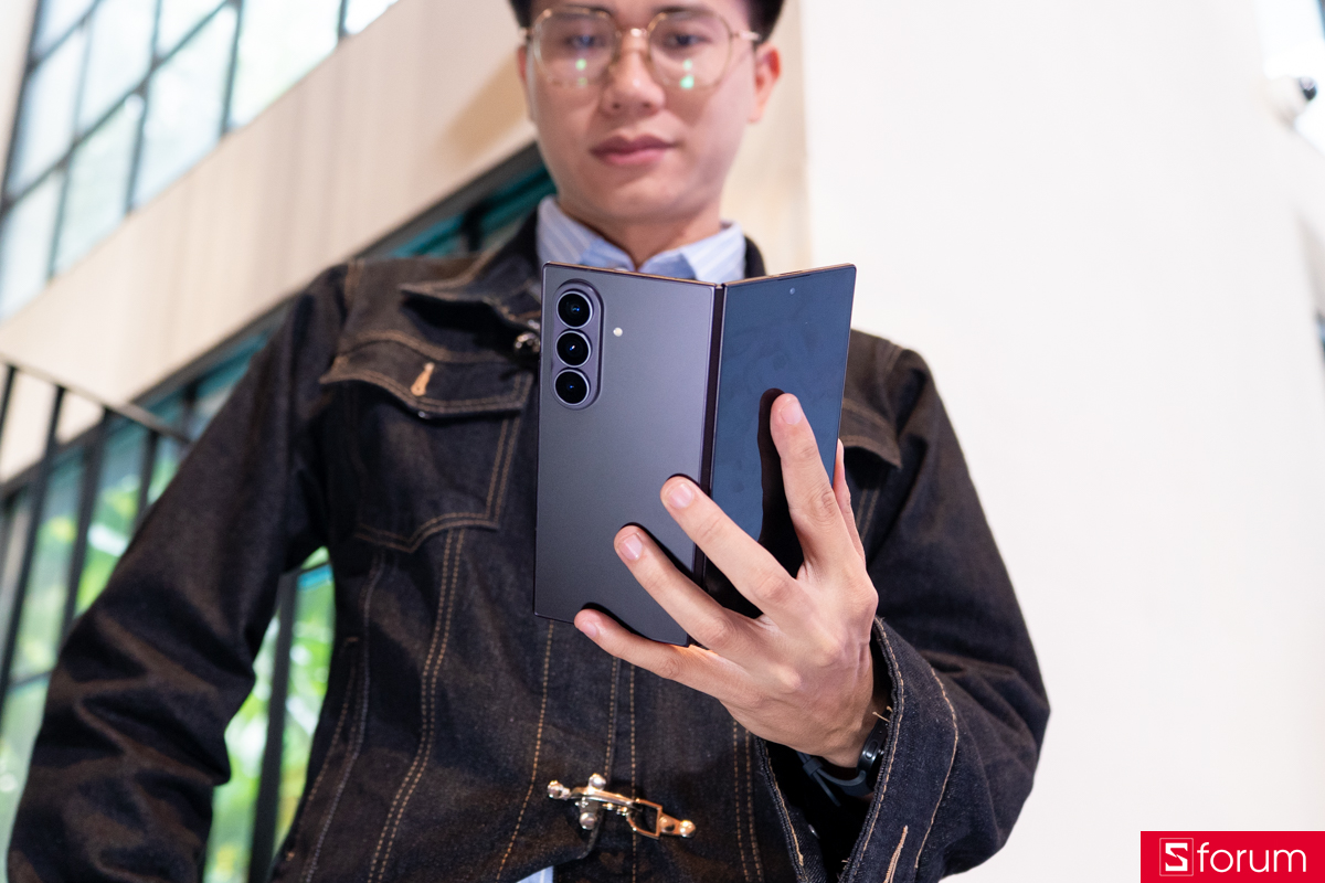 Trên tay Samsung Galaxy Z Fold8 Ultra ở trạng thái gập hờ, khoe mặt trước và mặt lưng