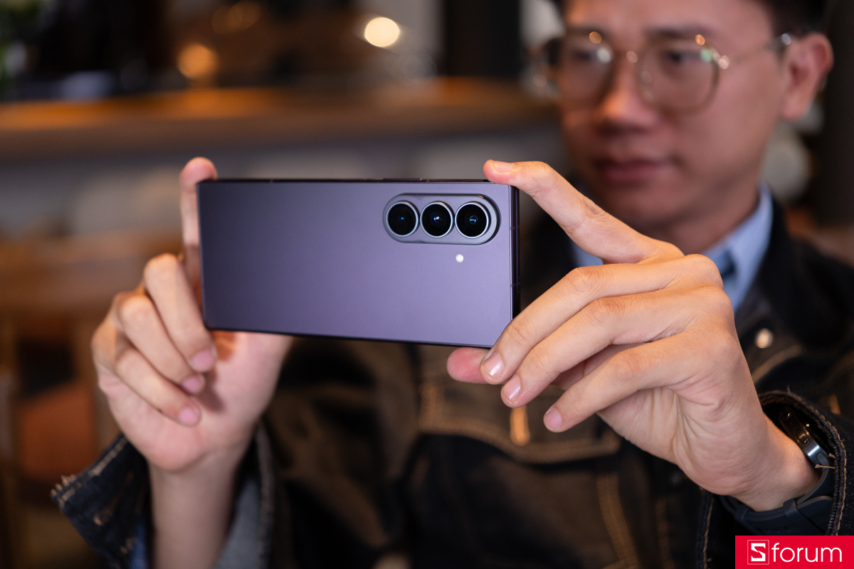 Cận cảnh cụm camera Samsung Galaxy Z Fold8 Ultra khi cầm trên tay chụp ảnh