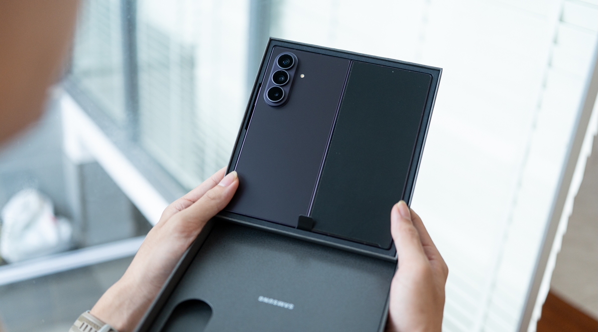Hộp Samsung Galaxy Z Fold8 Ultra có gì? Có kèm sạc không?