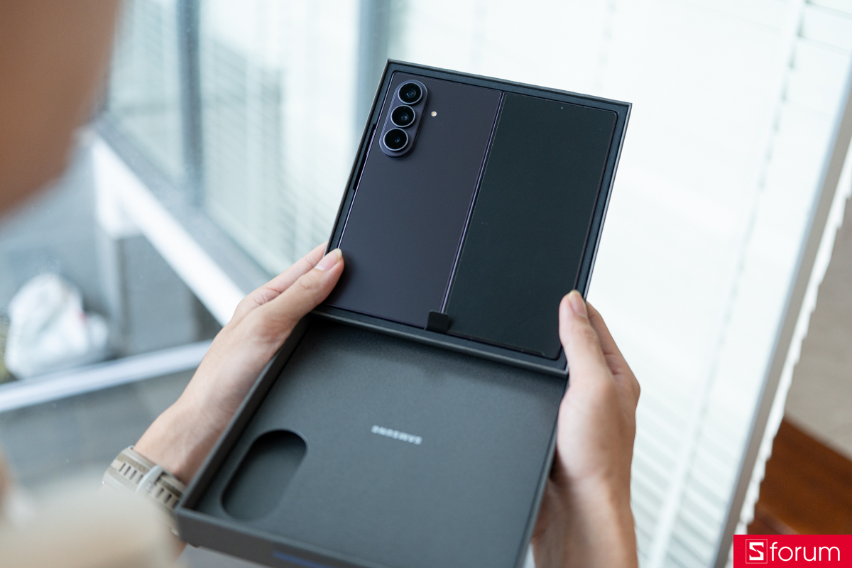 Mặt lưng và cụm camera Samsung Galaxy Z Fold8 Ultra khi vừa lấy ra khỏi hộp