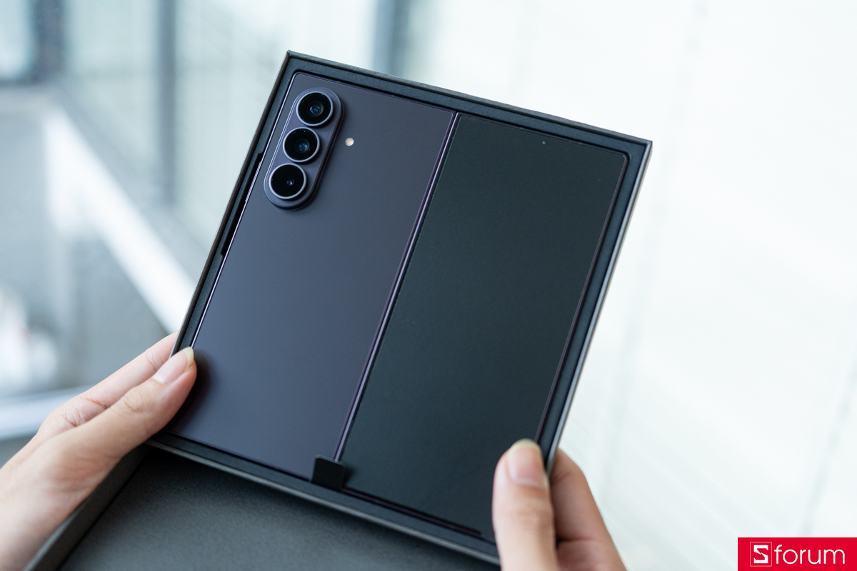 Cận cảnh tông màu Đen ánh tím nhẹ và cụm camera trên Samsung Galaxy Z Fold8 Ultra