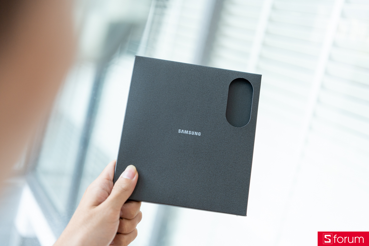 Hộp Samsung Galaxy Z Fold8 Ultra không đi kèm củ sạc, chỉ có phụ kiện cơ bản