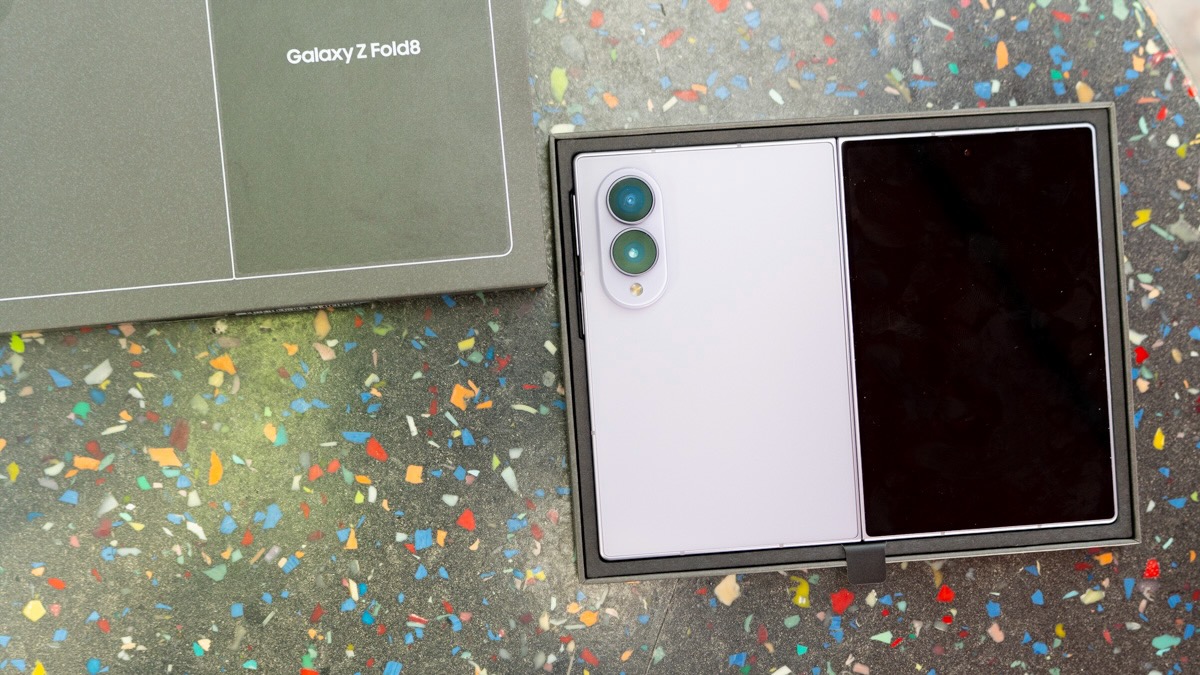 Mở hộp Samsung Galaxy Z Fold8: Bên trong đi kèm phụ kiện gì? Có củ sạc hay không?