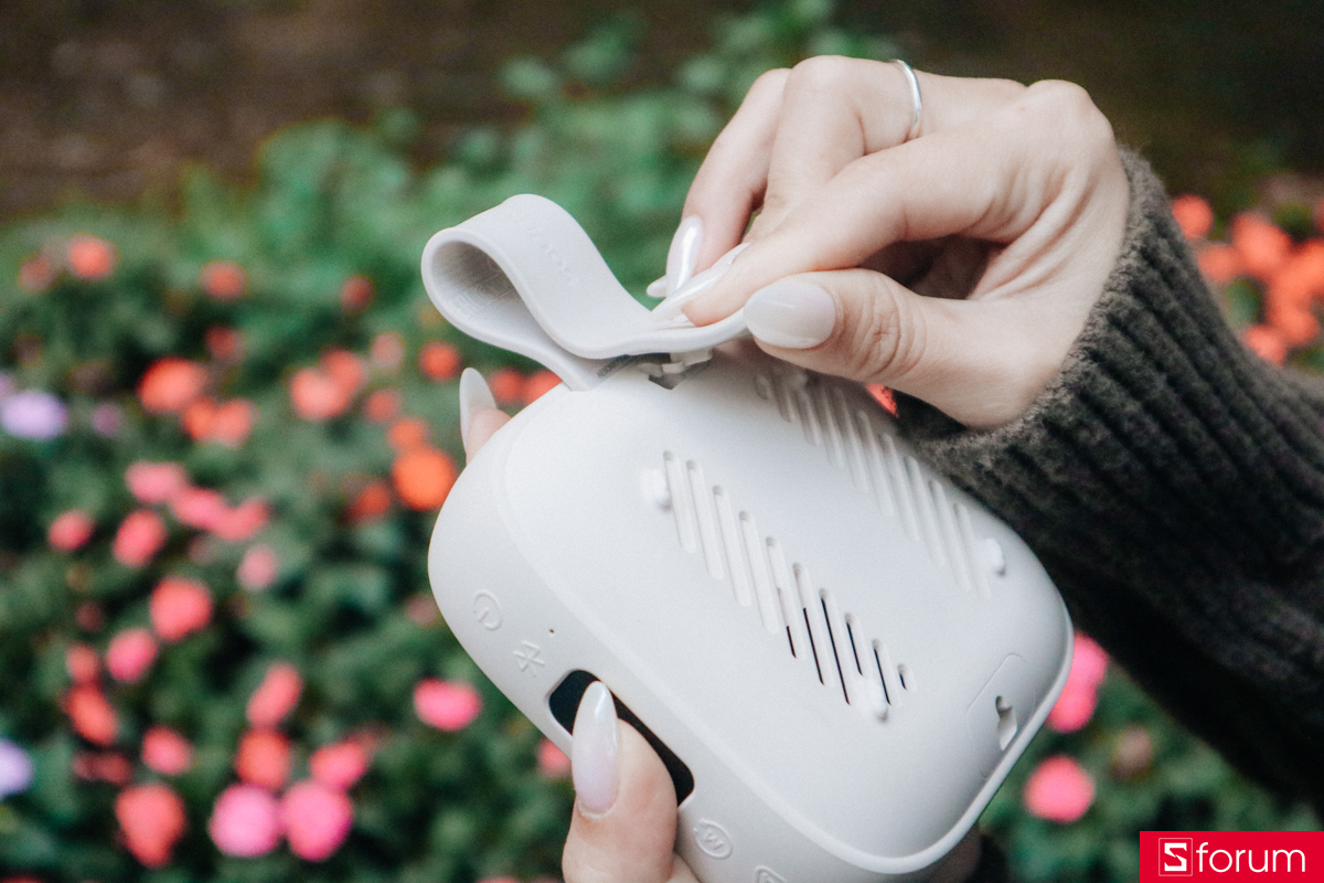 Thao tác mở ngàm dây đeo trên Anker Soundcore Boom Go 3i