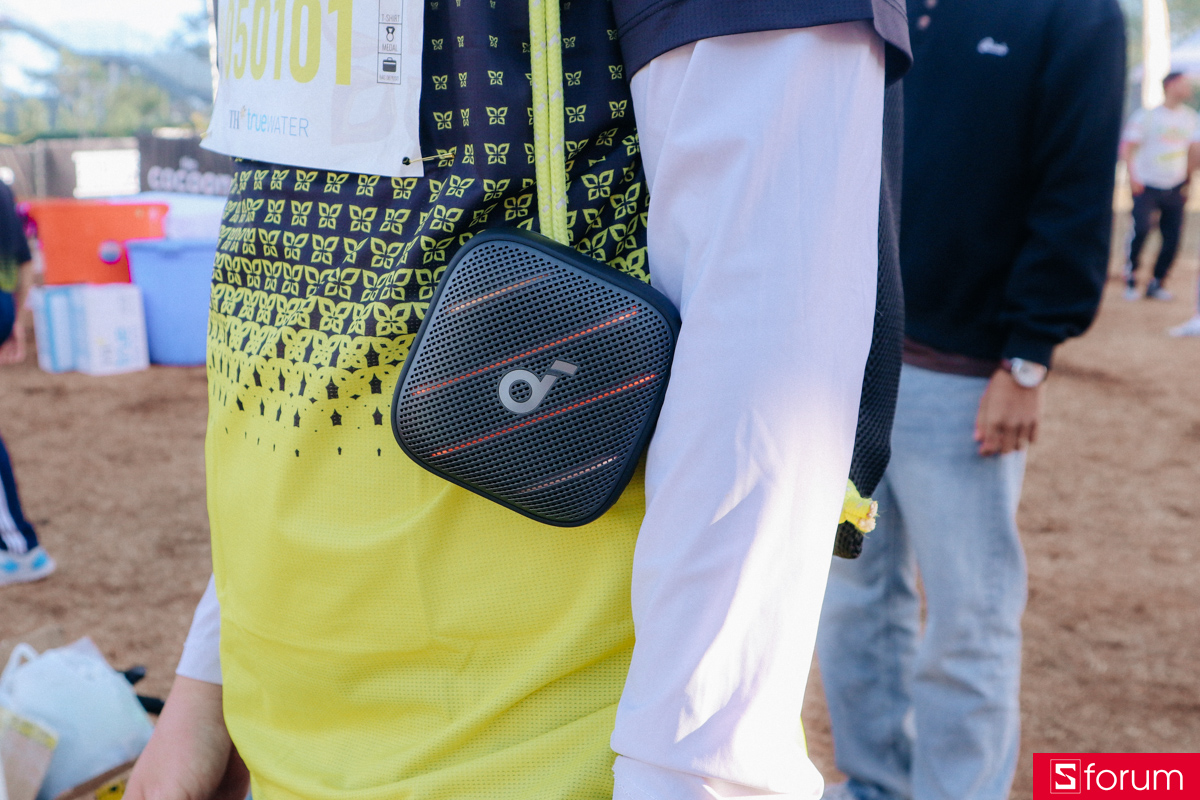 Anker Soundcore Boom Go 3i treo trên quai balo cực kỳ tiện lợi