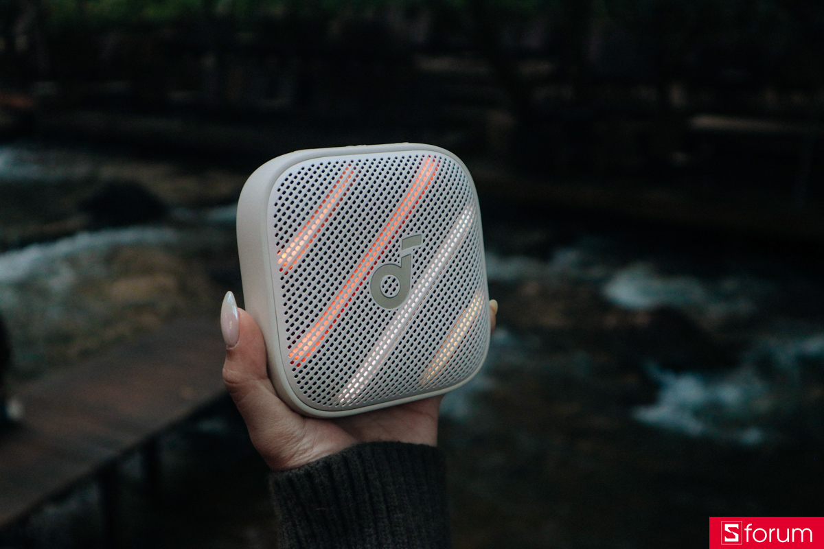 Dải đèn LED RGB bắt mắt trên mặt trước loa Boom Go 3i