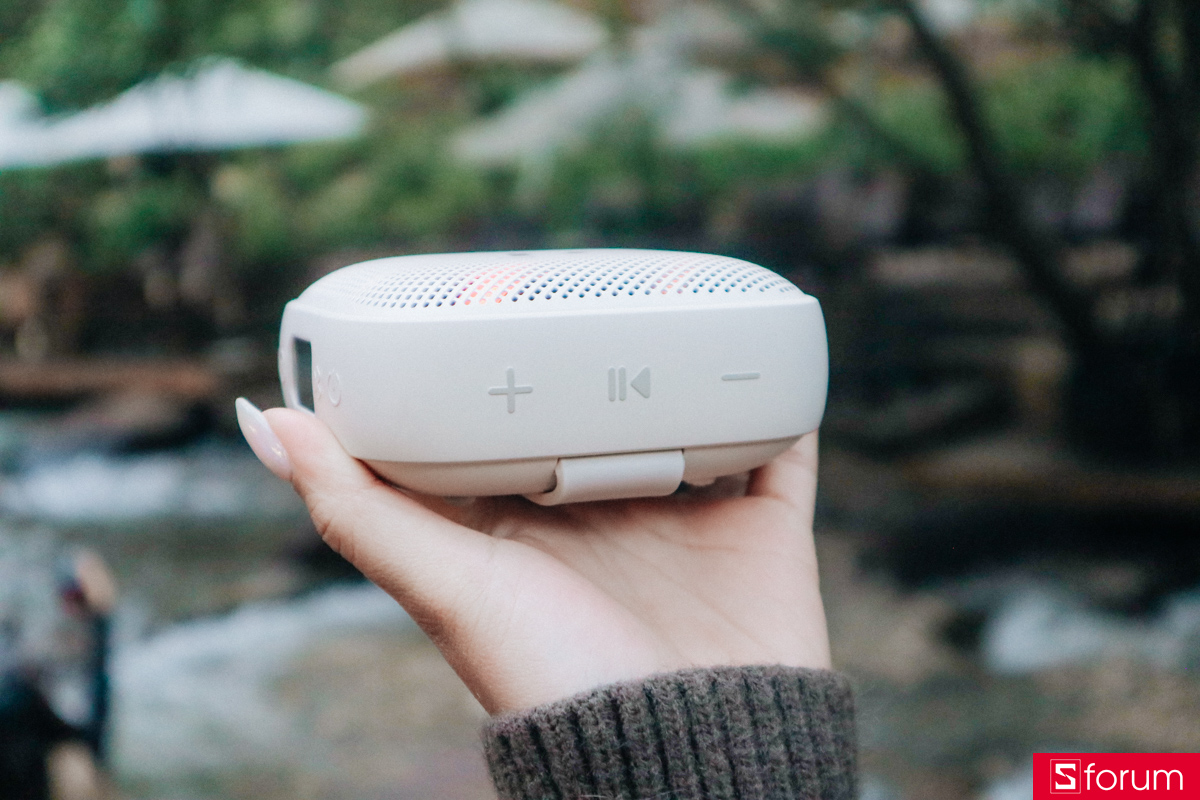 Hệ thống phím bấm vật lý to bản trên Anker Soundcore Boom Go 3i