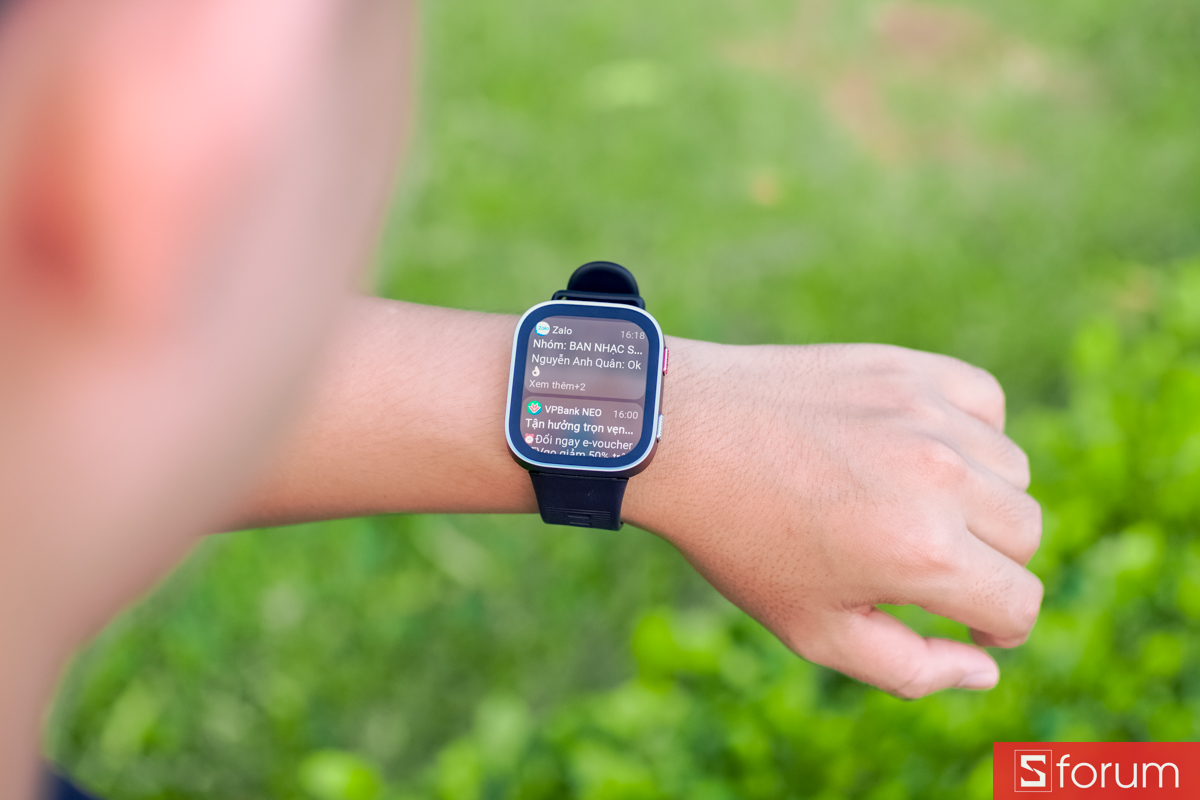 Trên tay Amazfit Bip Max hiển thị thông báo rõ nét