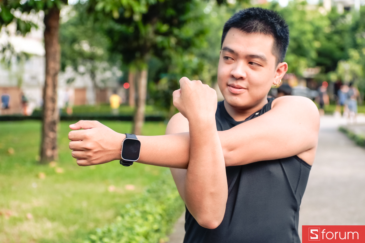 Trên tay Amazfit Bip Max khi tập thể thao thực tế.