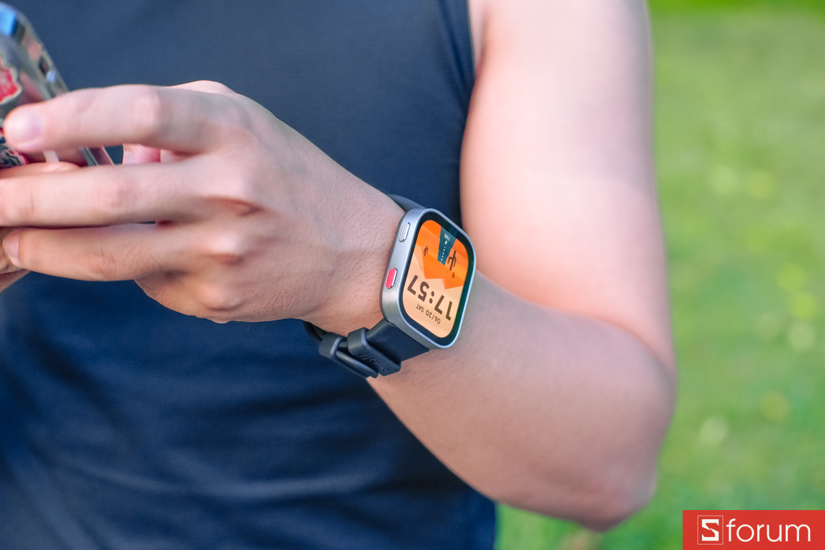 Trên tay Amazfit Bip Max với cụm dây cao su xẻ rãnh.