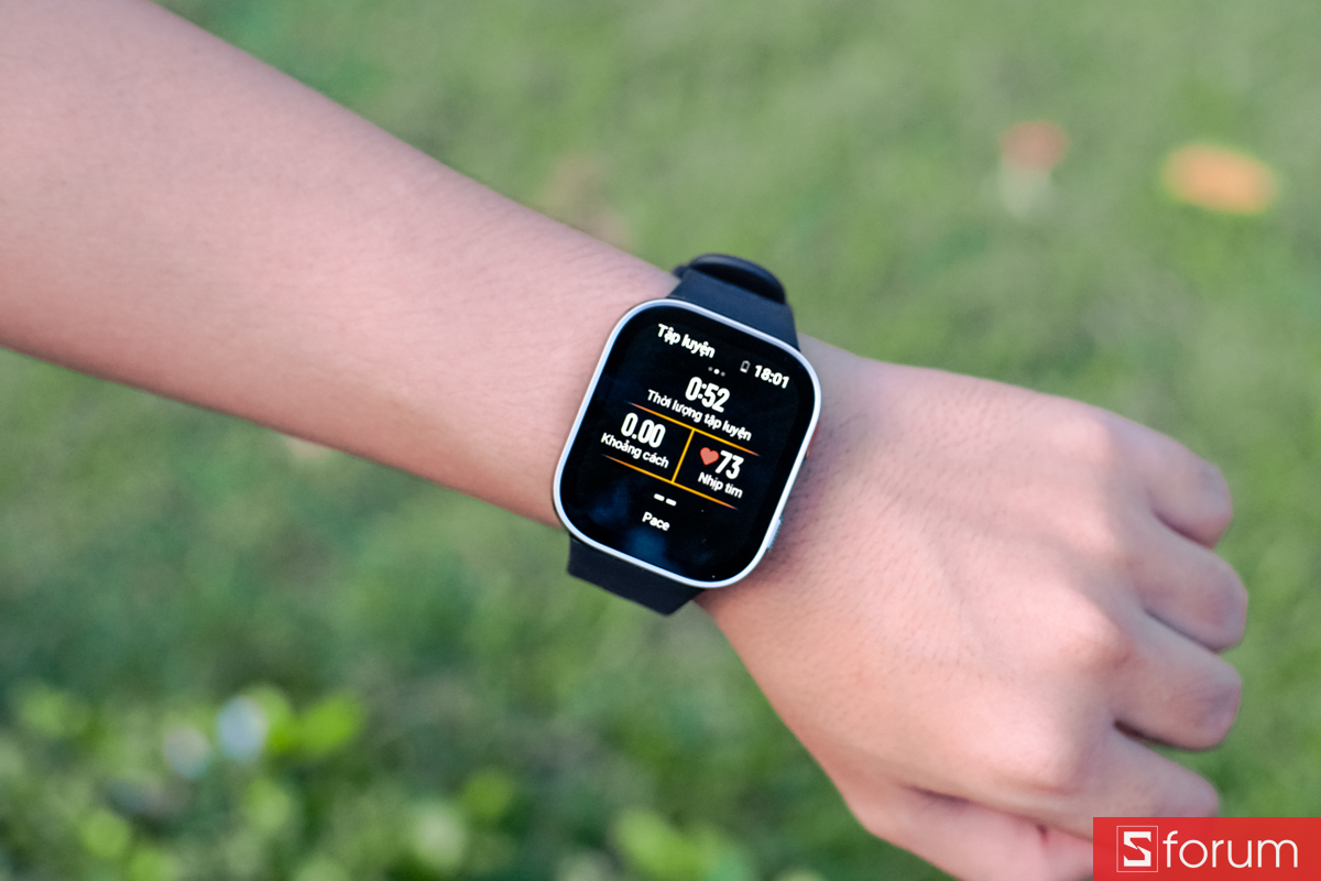 Trên tay Amazfit Bip Max layout hiển thị thông số chạy