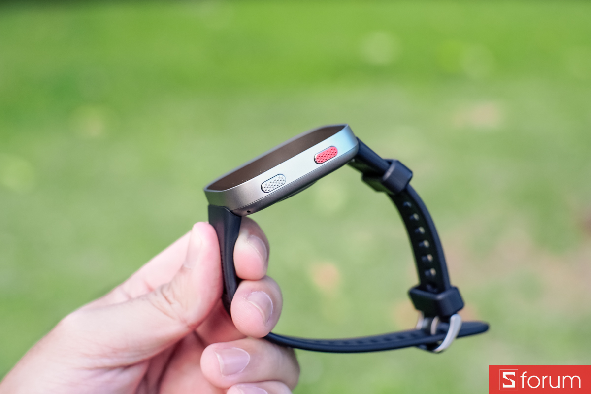 Trên tay Amazfit Bip Max hai phím vật lý gai nhám
