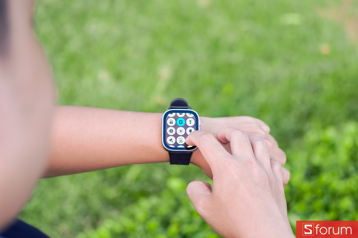 Trên tay Amazfit Bip Max thao tác vuốt mượt mà
