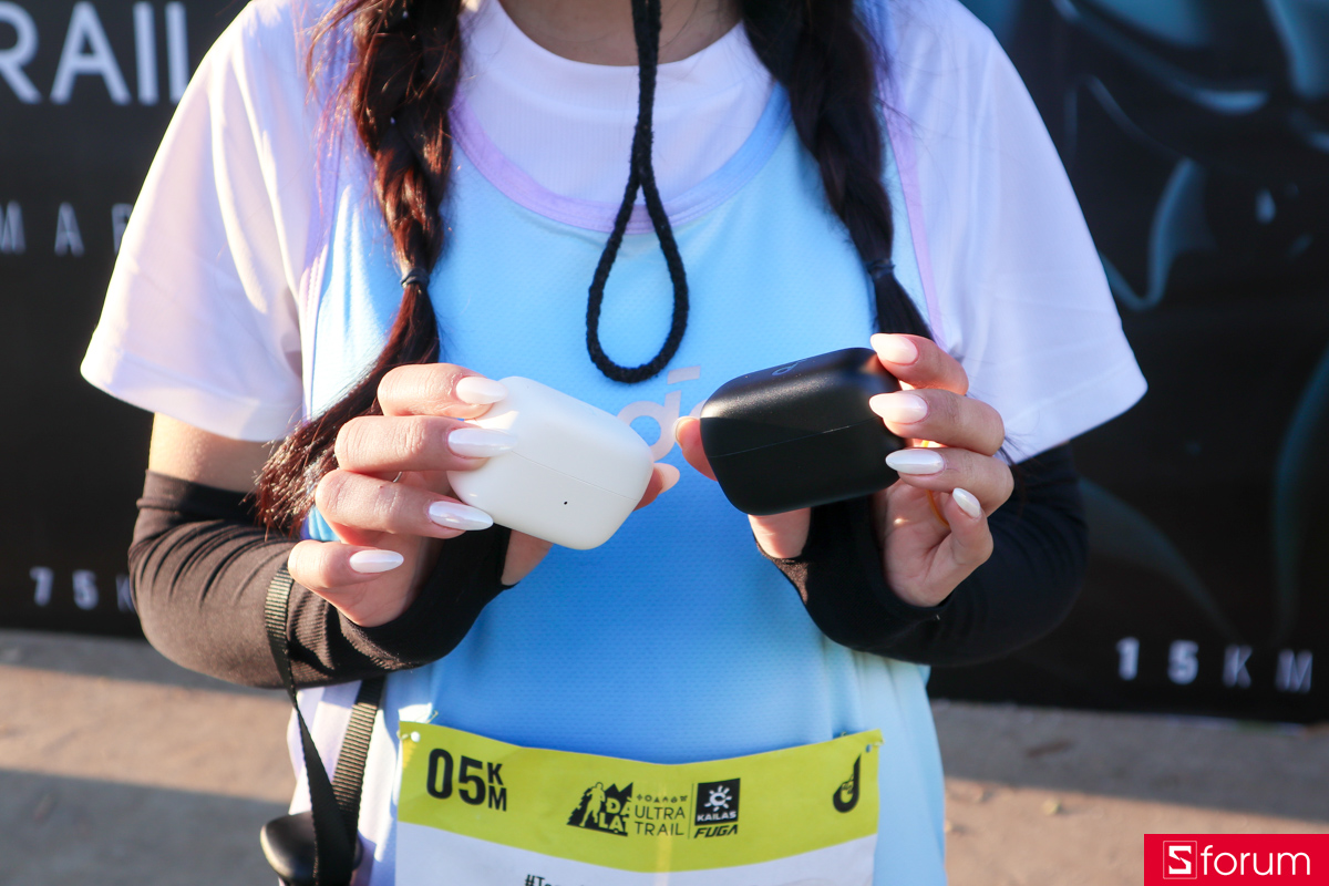 Hộp sạc Anker Soundcore C50i nhựa nhám với hai màu Đen và Trắng