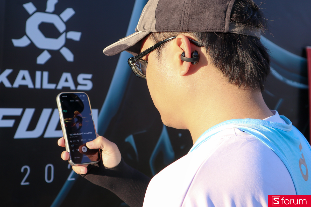 Trải nghiệm đeo Anker Soundcore C50i màu Đen thời trang và gọn gàng