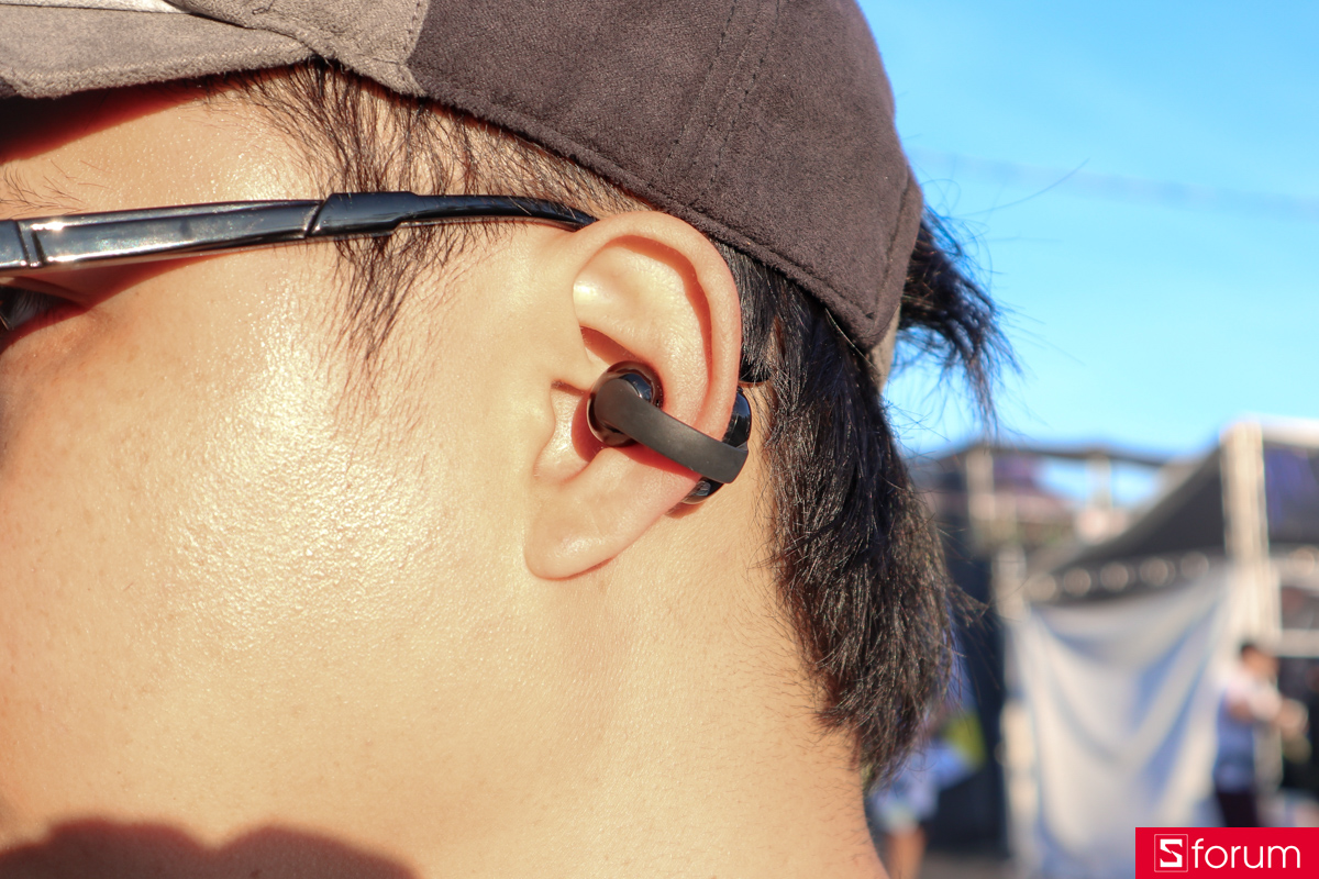 Anker Soundcore C50i chắc chắn trên tai khi vận động