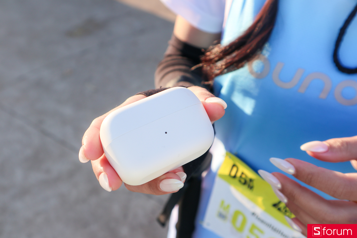 Cận cảnh hộp sạc Anker Soundcore C50i màu Trắng thiết kế gọn gàng