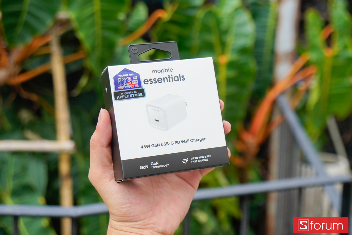 Trên tay mặt trước hộp củ sạc Mophie Essentials 1C GaN 45W