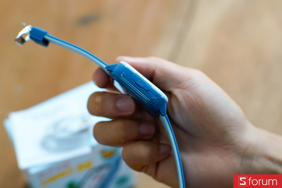 Cạnh bên và khay SIM của ELF Digi DINO SE