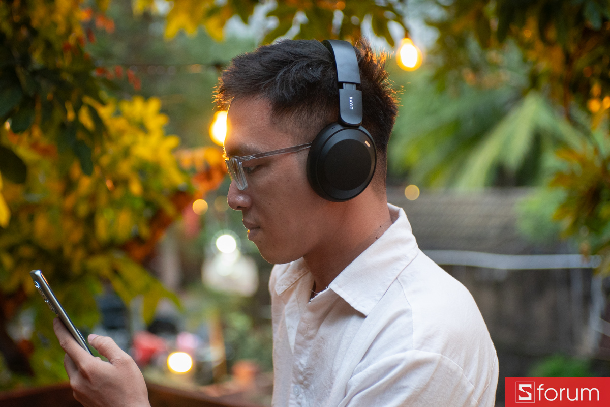 Nghe nhạc giải trí bằng tai nghe Havit H603BT Pro