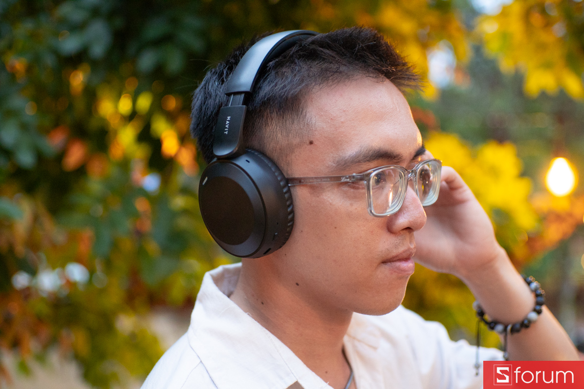 Form dáng tai nghe Havit H603BT Pro khi đeo lên tai