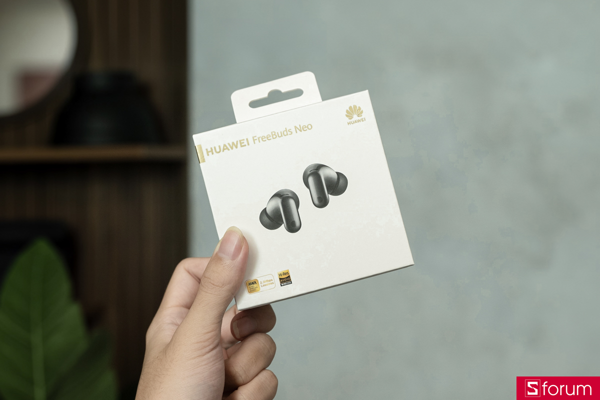 Trên tay Huawei FreeBuds Neo: Hộp sản phẩm tông trắng gọn gàng]
