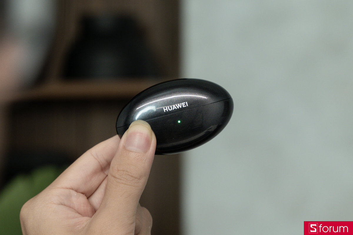 Huawei FreeBuds Neo hộp sạc dáng bầu dục có đèn LED báo trạng thái]