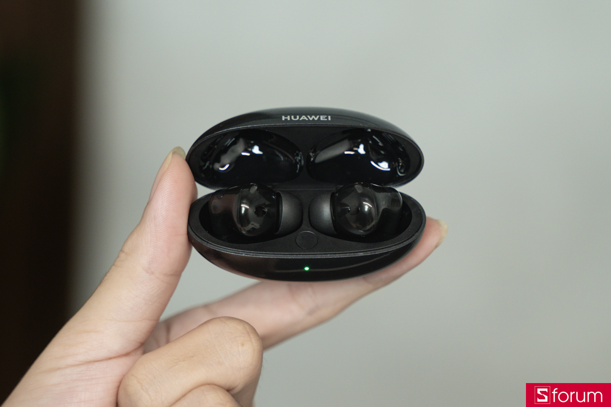 Huawei FreeBuds Neo mở nắp hộp sạc