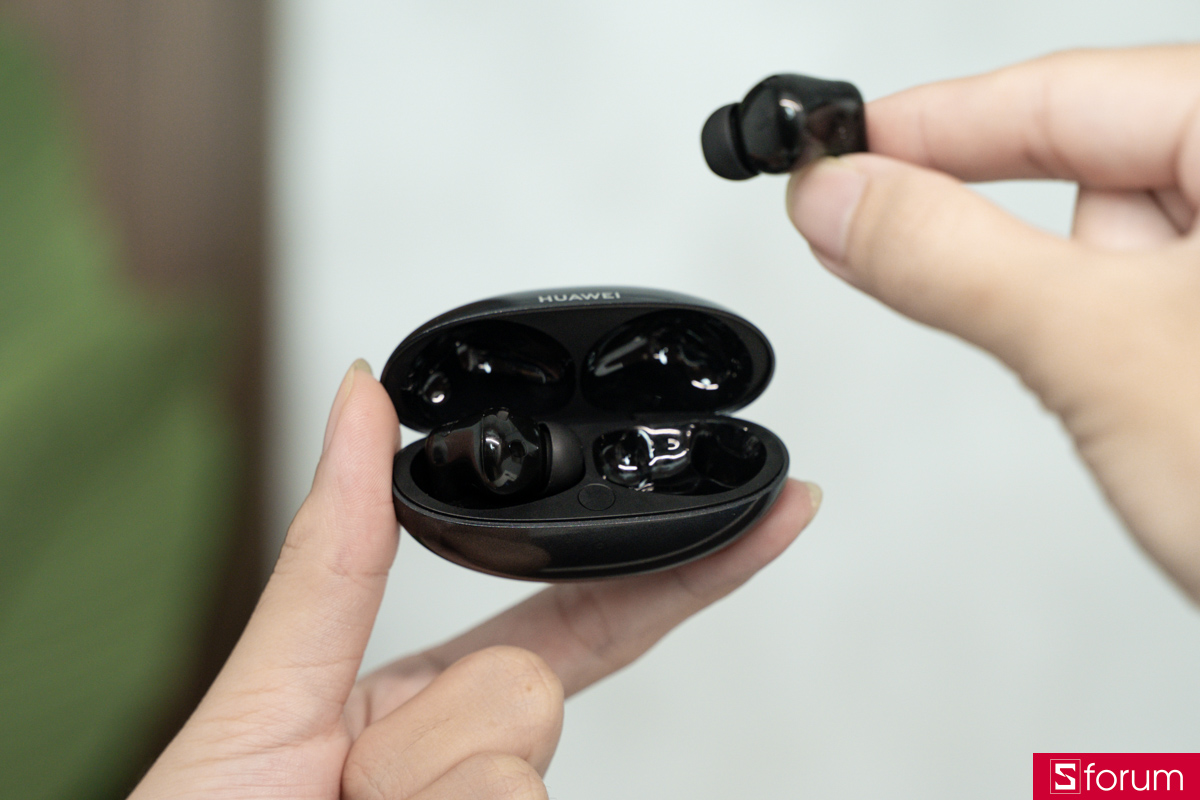 Huawei FreeBuds Neo mở nắp hộp sạc