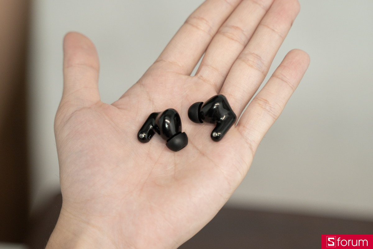 Hai củ tai nghe Huawei FreeBuds Neo trên lòng bàn tay