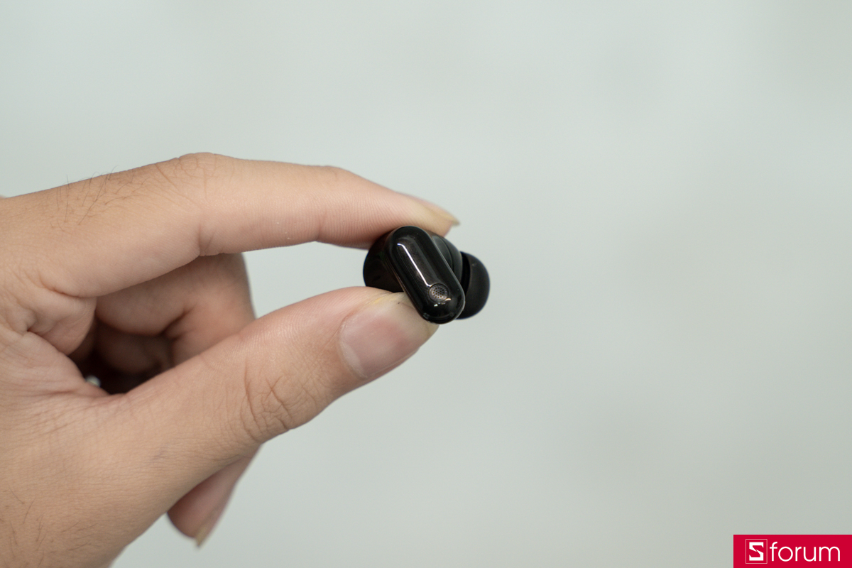 Hai củ tai nghe Huawei FreeBuds Neo trên lòng bàn tay