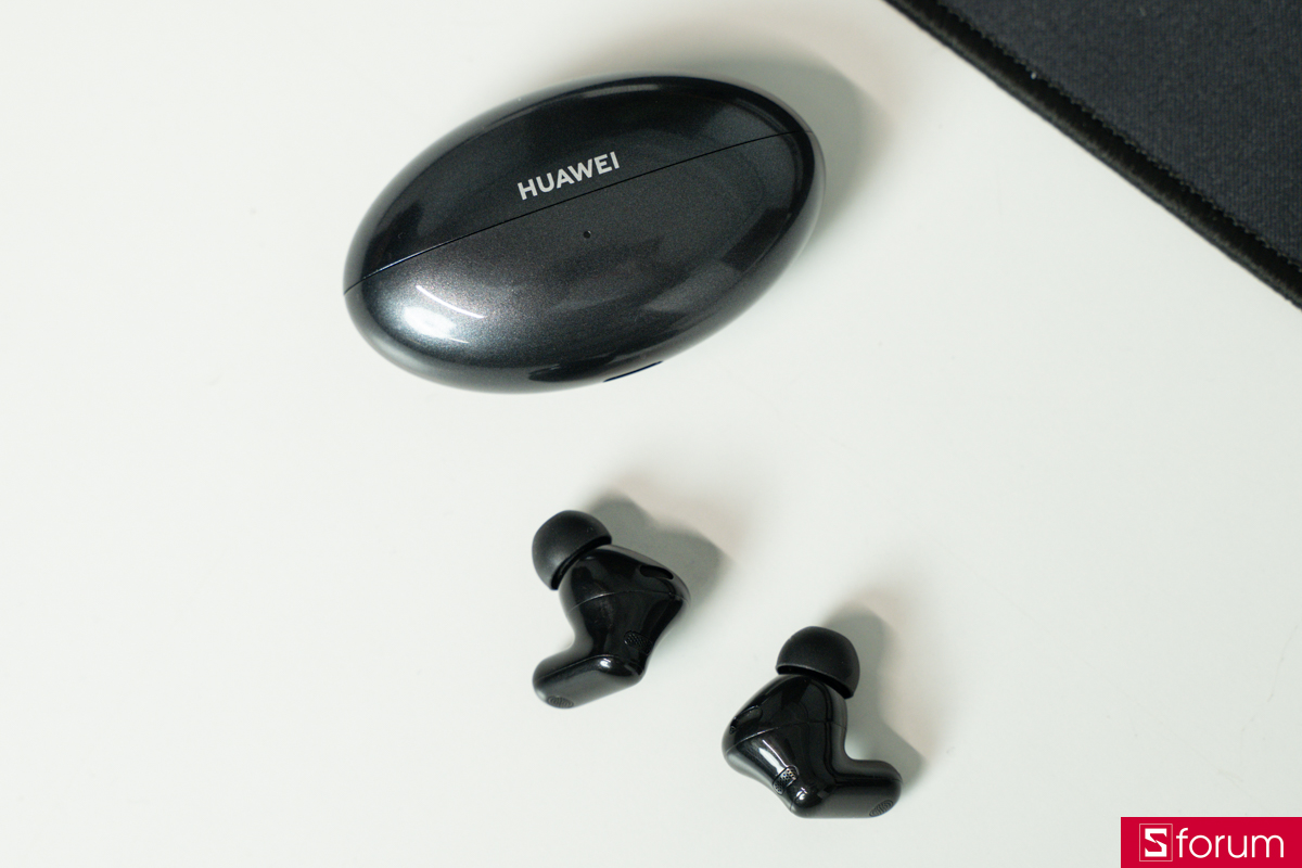 Huawei FreeBuds Neo hộp sạc và hai củ tai nghe