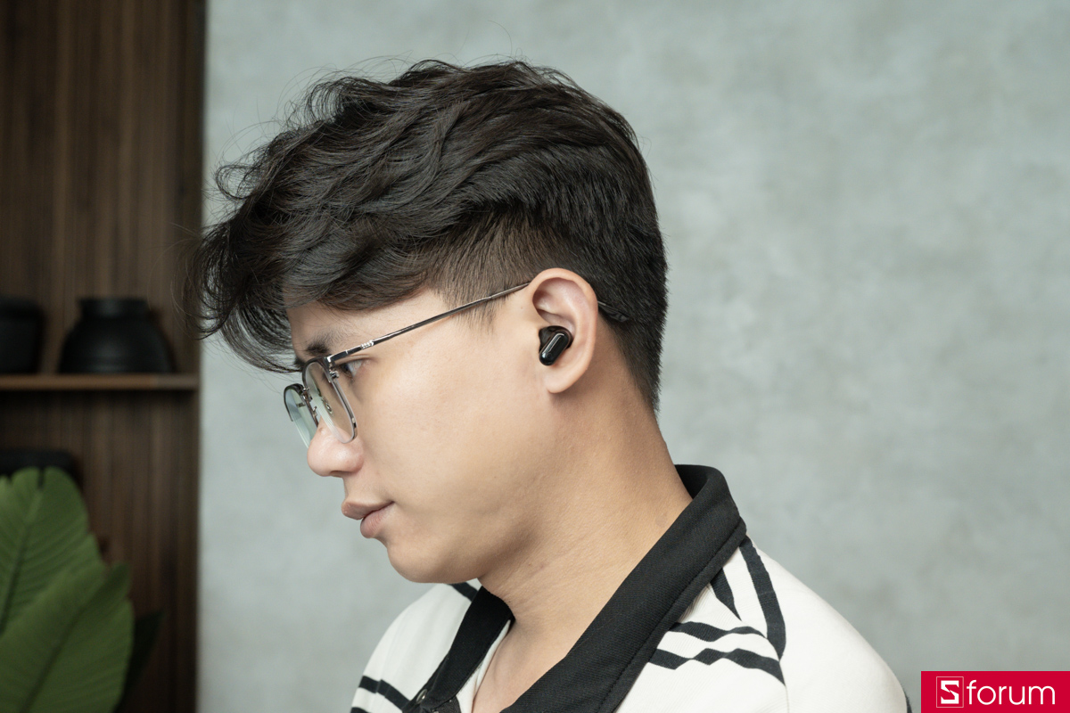 Huawei FreeBuds Neo khi đeo nhìn từ góc nghiêng