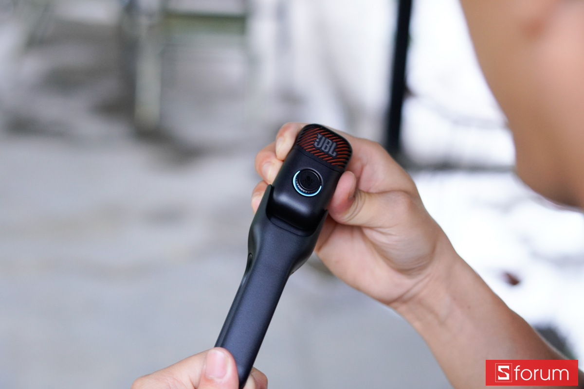 Gắn tay cầm cho mic JBL EasySing Mic Mini Duo bằng nam châm
