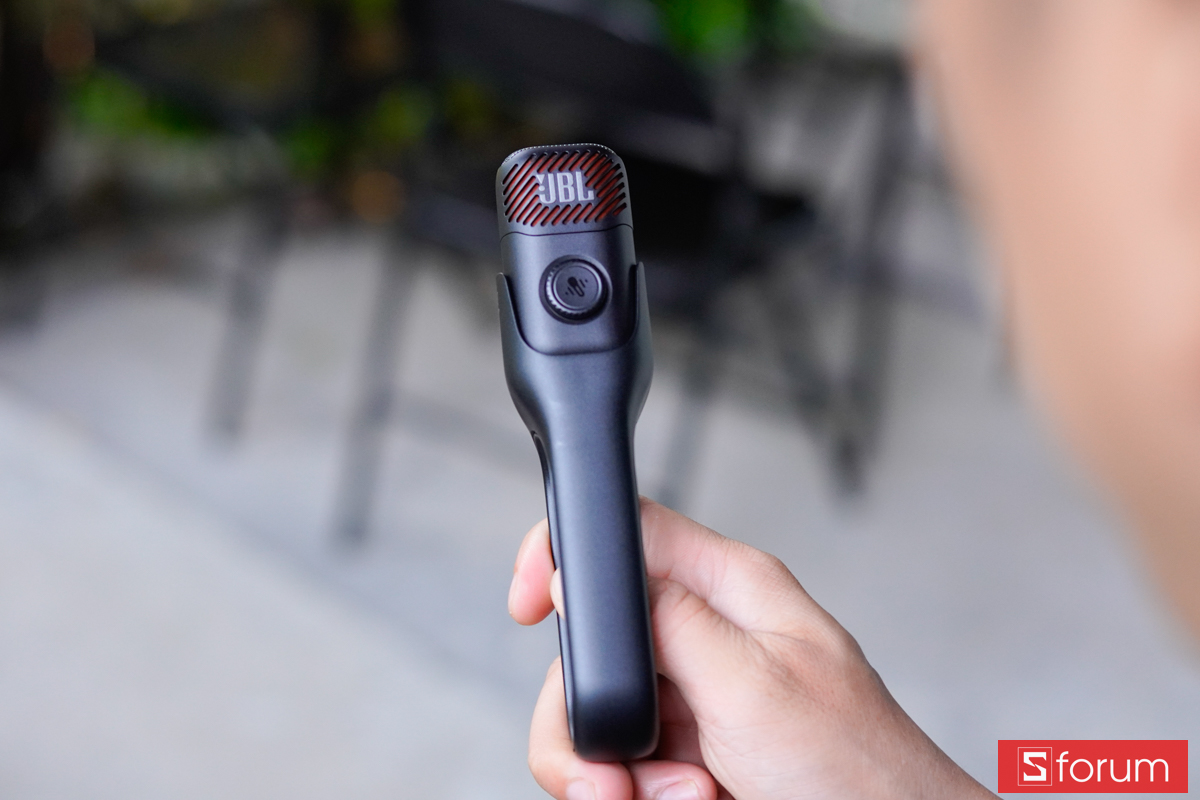 Gắn tay cầm cho mic JBL EasySing Mic Mini Duo bằng nam châm