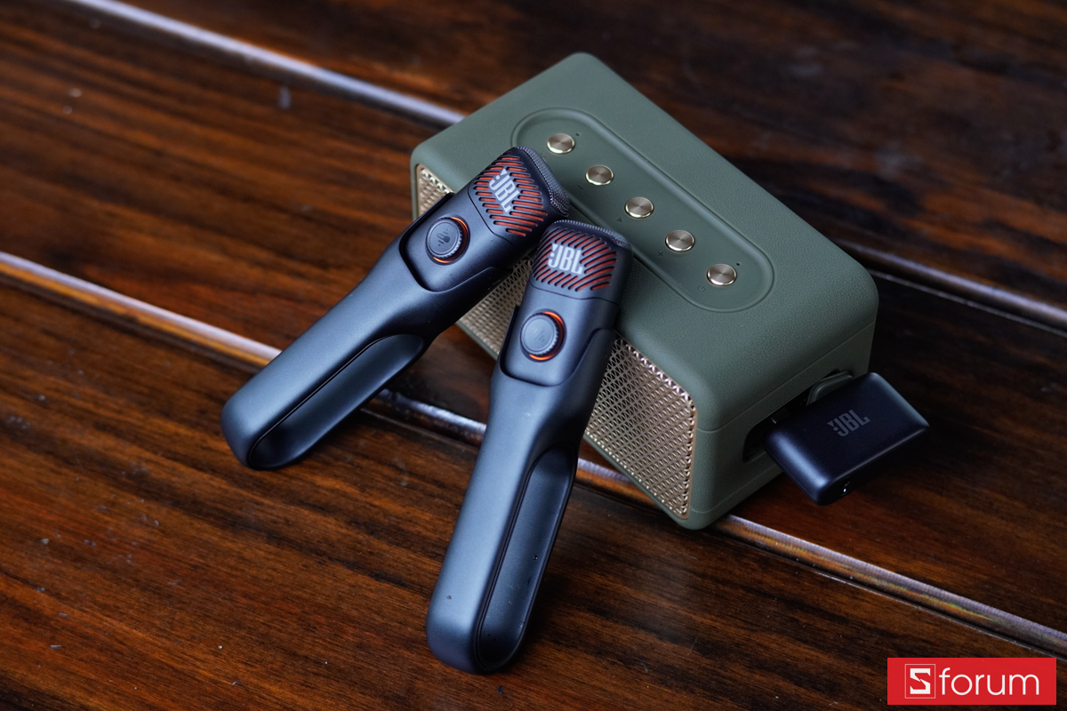 Bộ đôi JBL EasySing Mic Mini Duo đặt cạnh loa JBL và dongle
