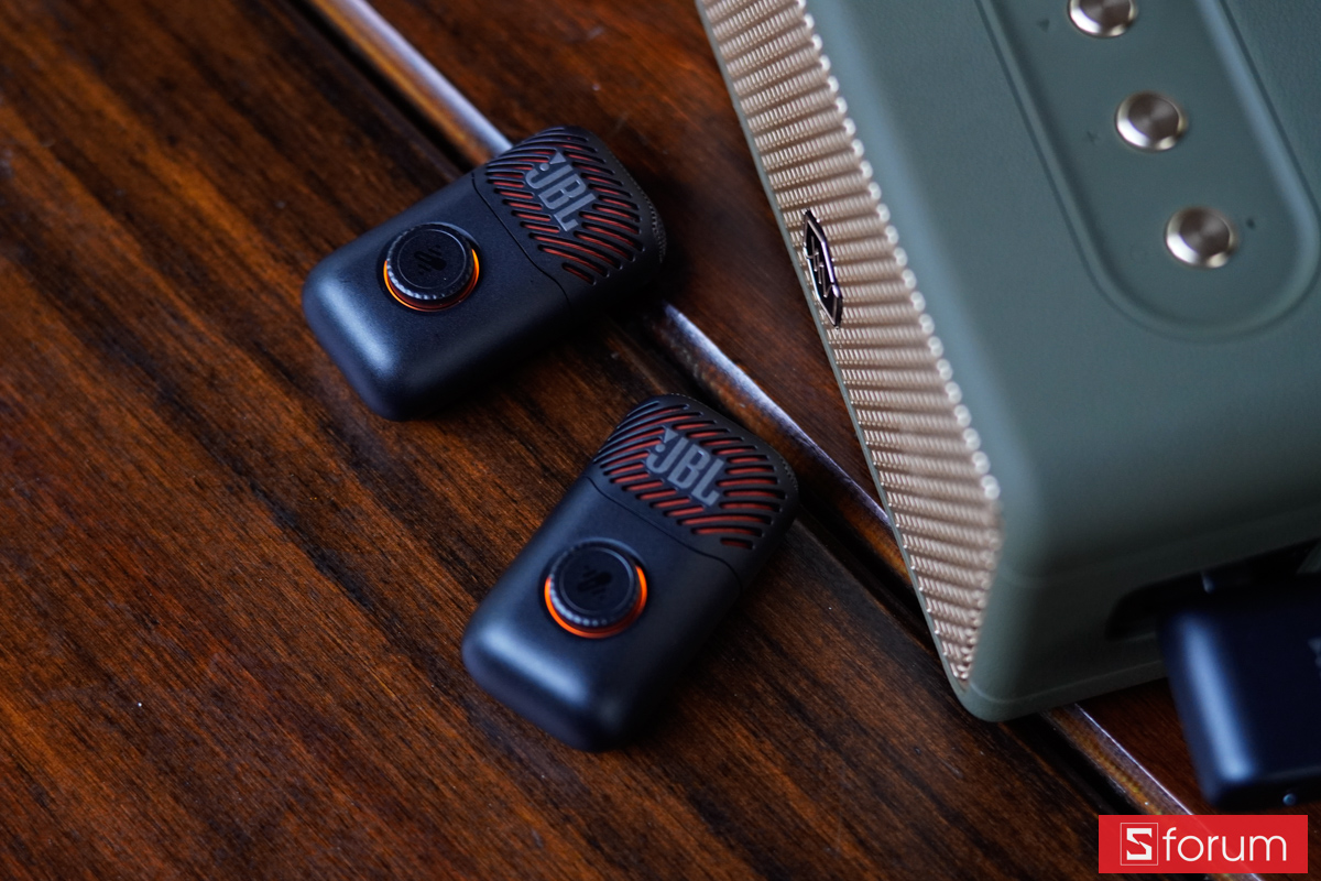 Cận cảnh hai mic JBL EasySing Mic Mini Duo bên cạnh loa JBL