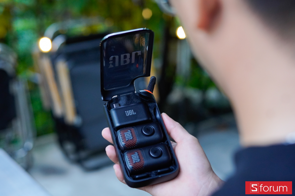 Hộp sạc JBL EasySing Mic Mini Duo với hai mic mini bên trong
