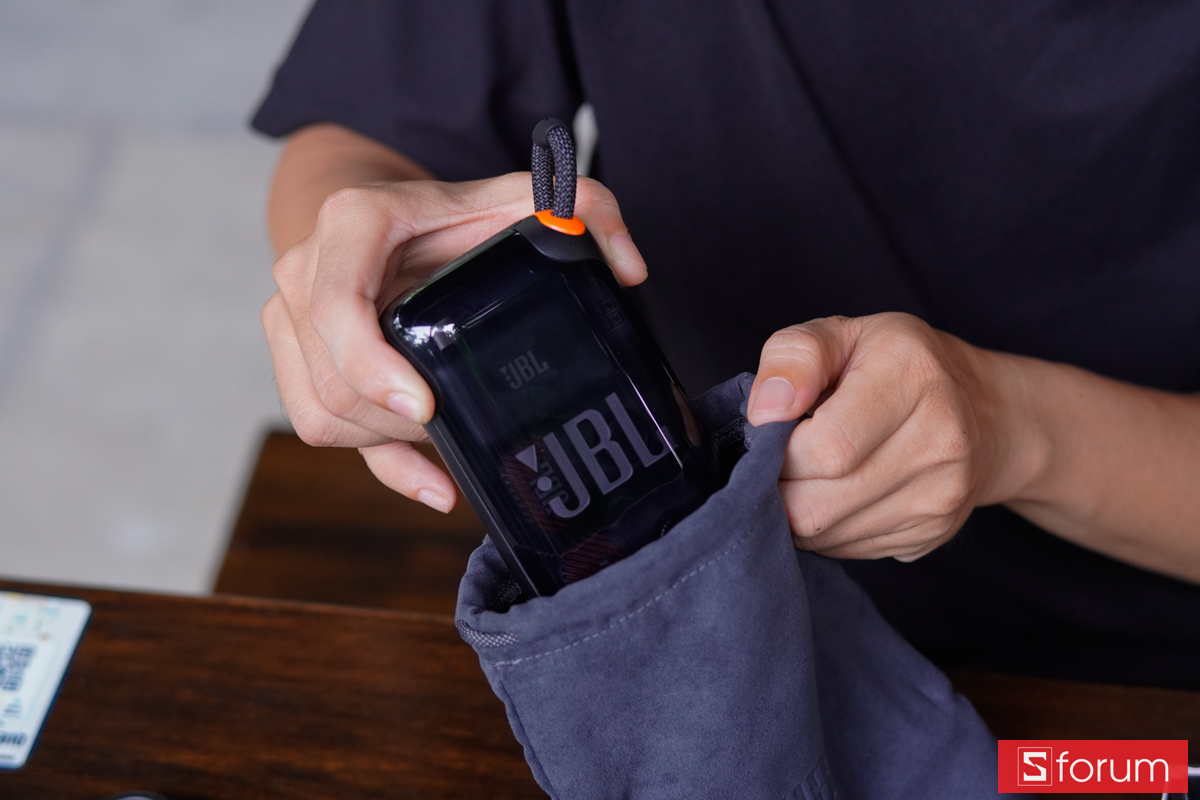 JBL EasySing Mic Mini Duo được cất gọn trong túi vải đi kèm