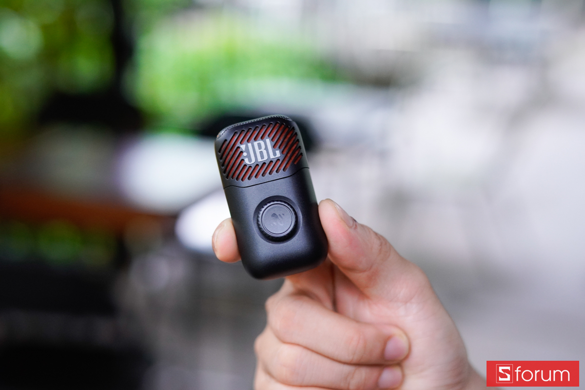 Cận cảnh mặt trước mic JBL EasySing Mic Mini Duo với nút điều khiển