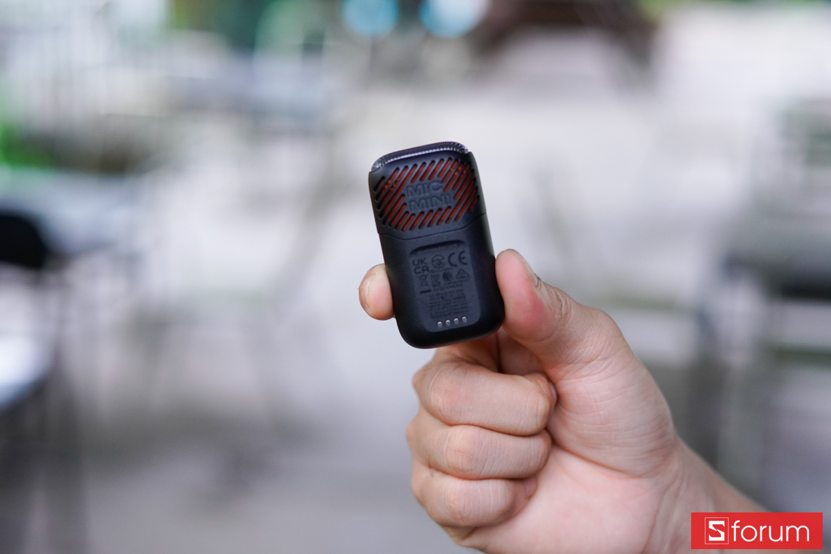 Cận cảnh mặt sau mic JBL EasySing Mic Mini Duo