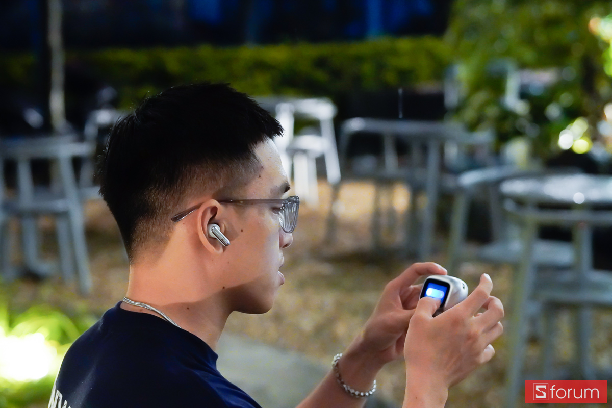 Đeo JBL Live Beam 4 nhìn từ góc nghiêng