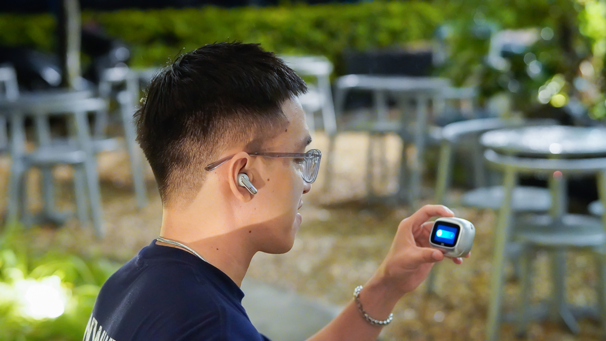 Trên tay JBL Live Beam 4: Hộp sạc có màn hình điều khiển nhiều tính năng, bass mạnh, chống ồn tốt, giá 4.99 triệu