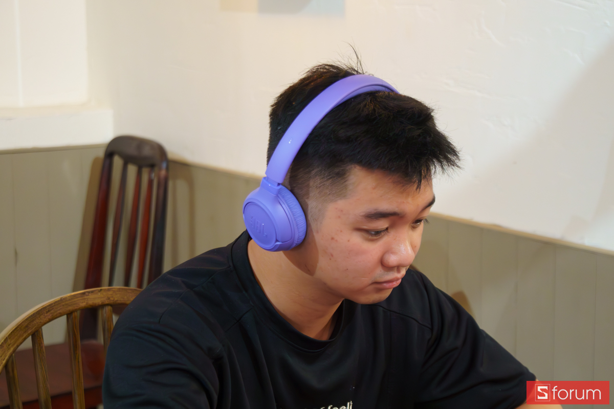 Trải nghiệm đeo thực tế tai nghe JBL Tune 530BT màu tím khi làm việc