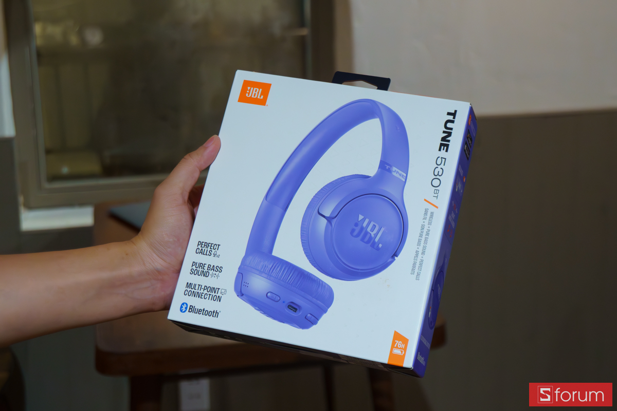Hộp đựng tai nghe JBL Tune 530BT màu tím nguyên seal trên tay người dùng