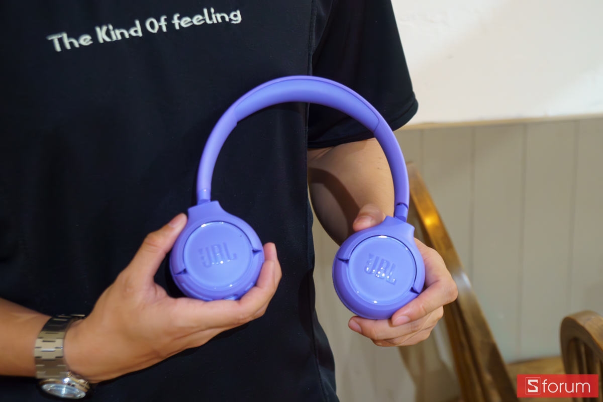 Hai tay cầm củ tai JBL Tune 530BT xoay phẳng sang hai bên