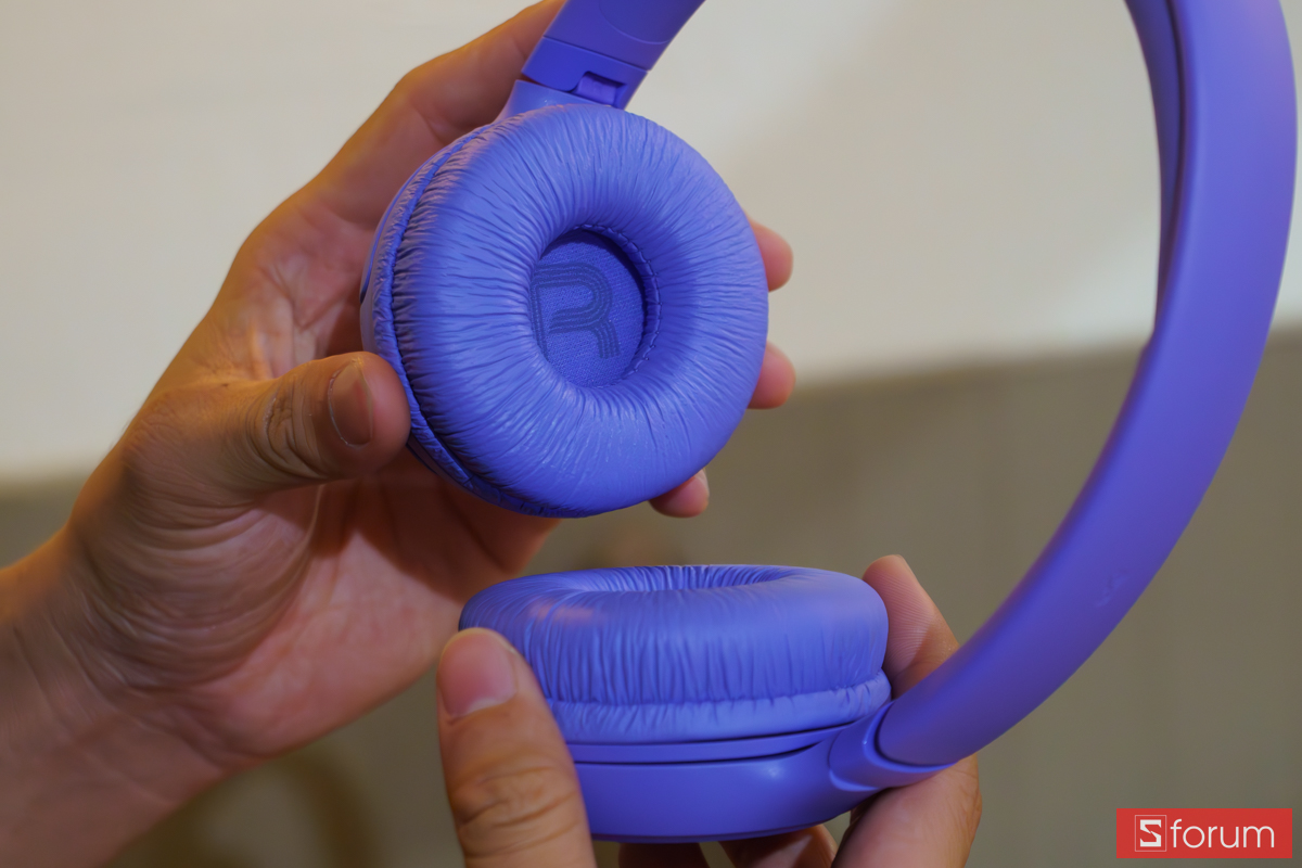 Đệm tai giả da êm ái cùng ký hiệu phân biệt bên tai trên JBL Tune 530BT