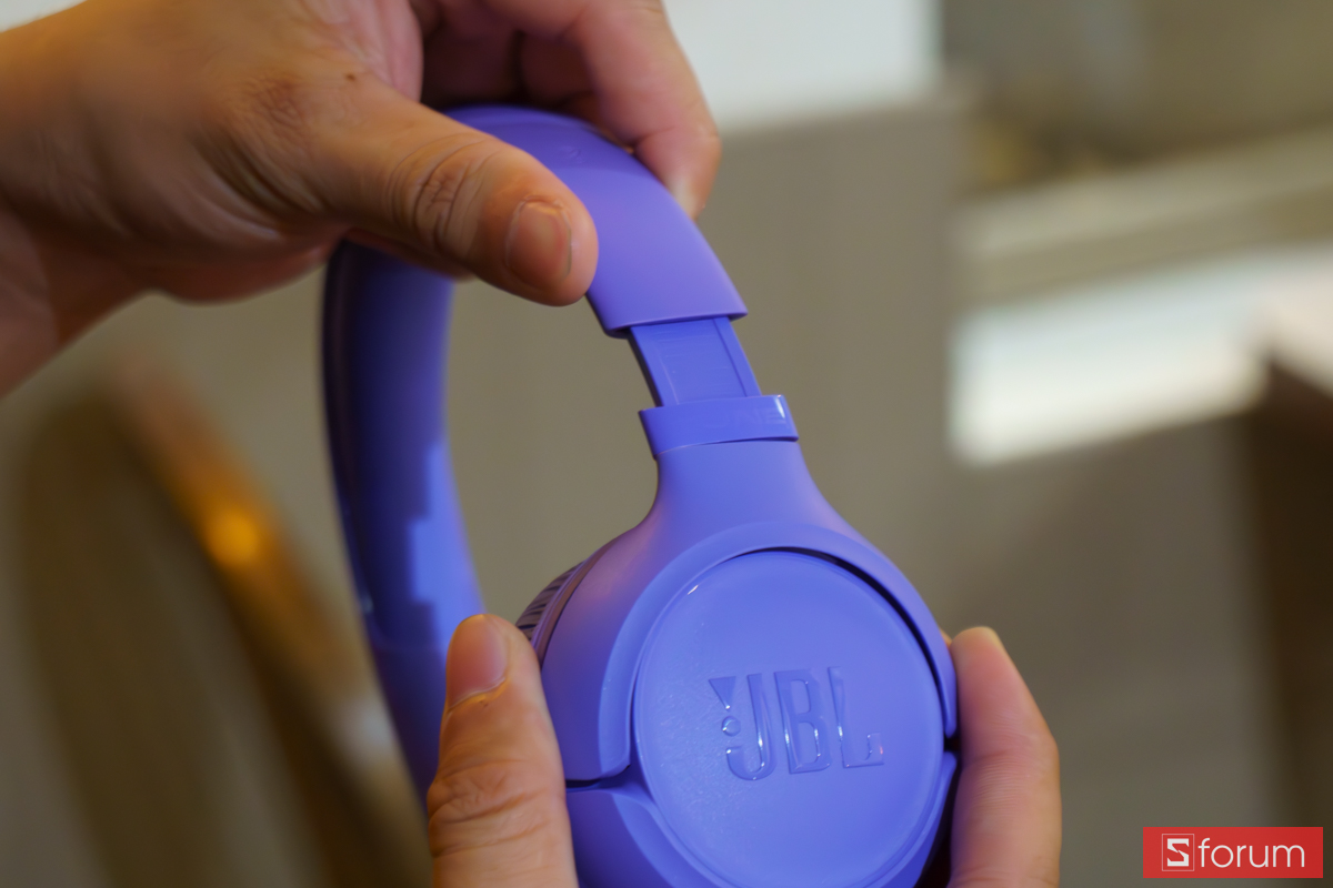 Cận cảnh khớp điều chỉnh độ dài phần gọng tai nghe JBL Tune 530BT